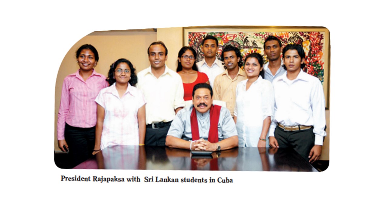 President MR with Sri Lankan students in Cuba
