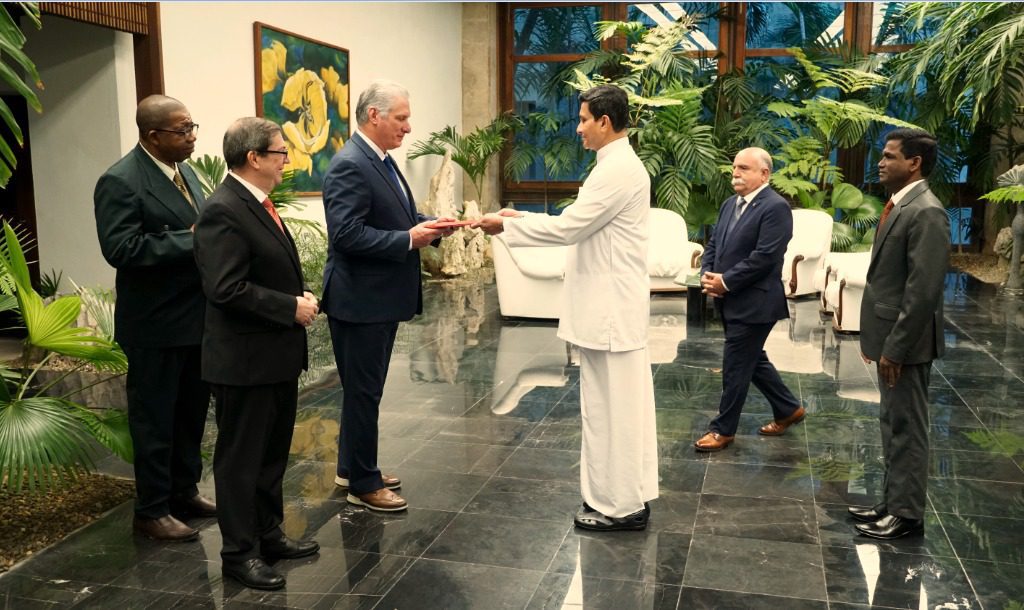 Credential letters are presented to the President of Cuba