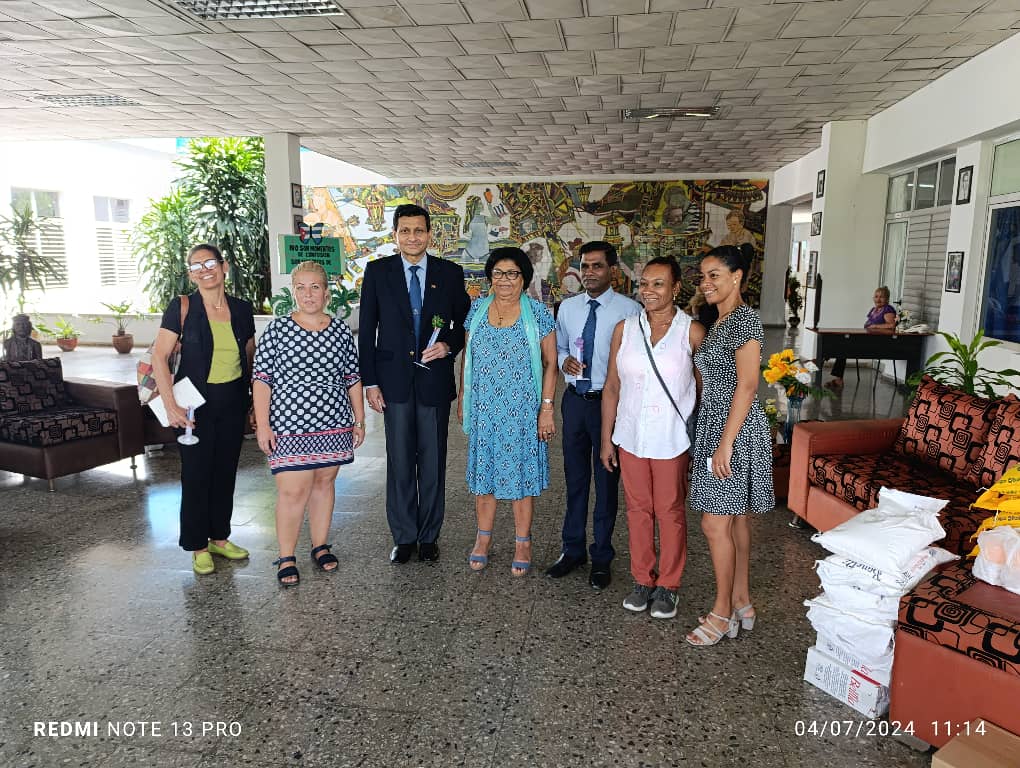 Ambassador met the Principal and staff of the school Solidarity with Panama